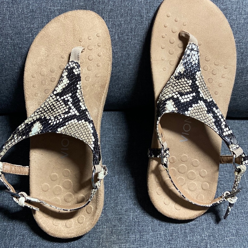 8 med Vionic Kiera snakeskin t-strap, with blackstrap, orthotic sandal.